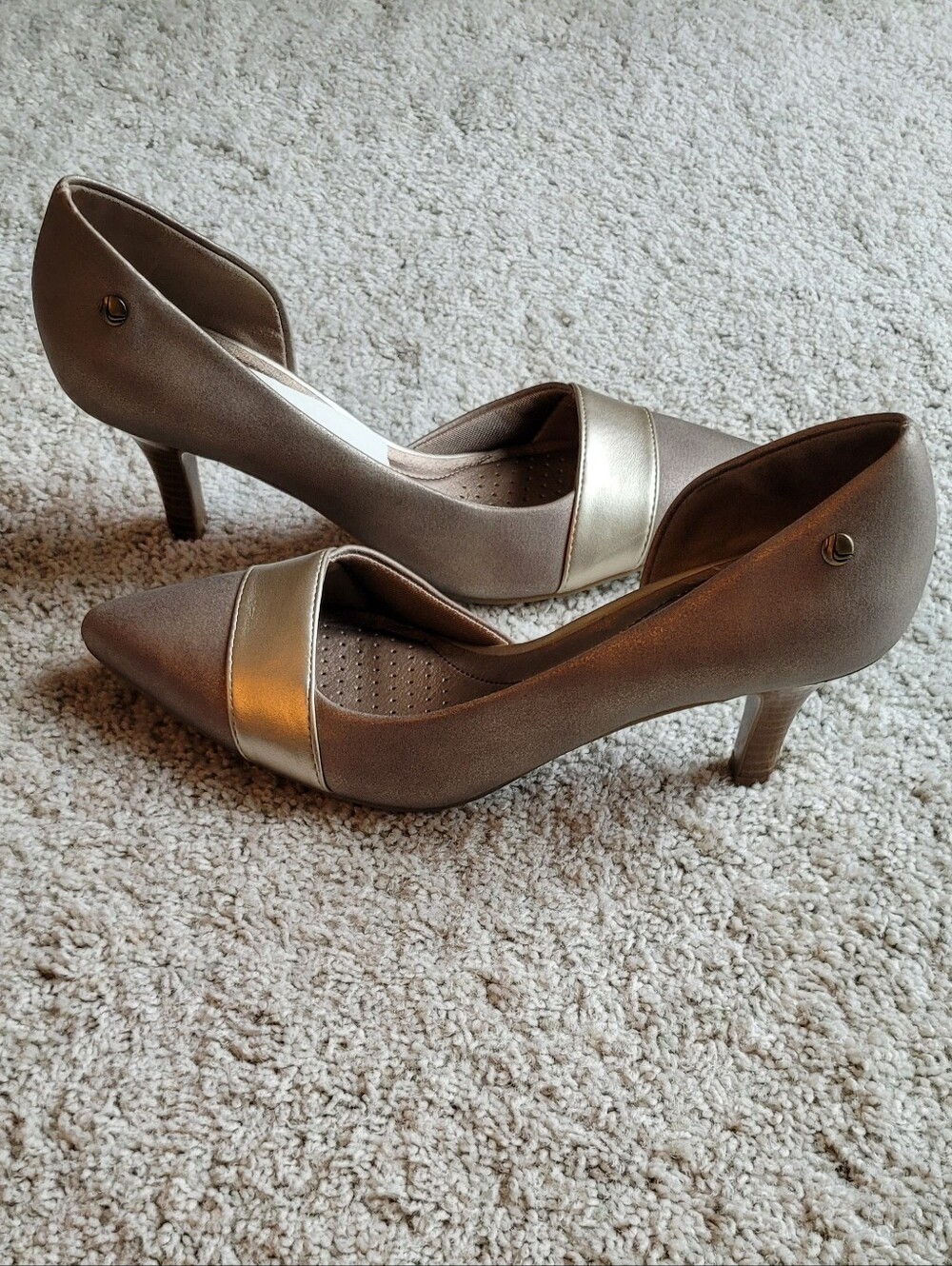 Two-tone Metallic Gold & Mat Gold Gorgeous Pumps 2 1/2 " Heels Size.   8 1/2